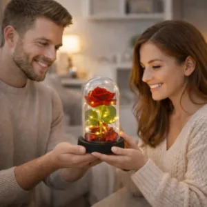 Igavene punane roos kuplis LED-valgustusega ja roosi kroonlehtedega (14 × 8 cm)